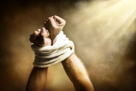O homem após a queda perde sua comunhão com o senhor, seu Deus.