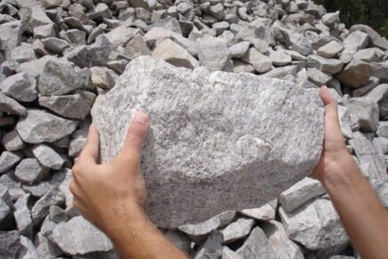 Primeiro, a pedra grande